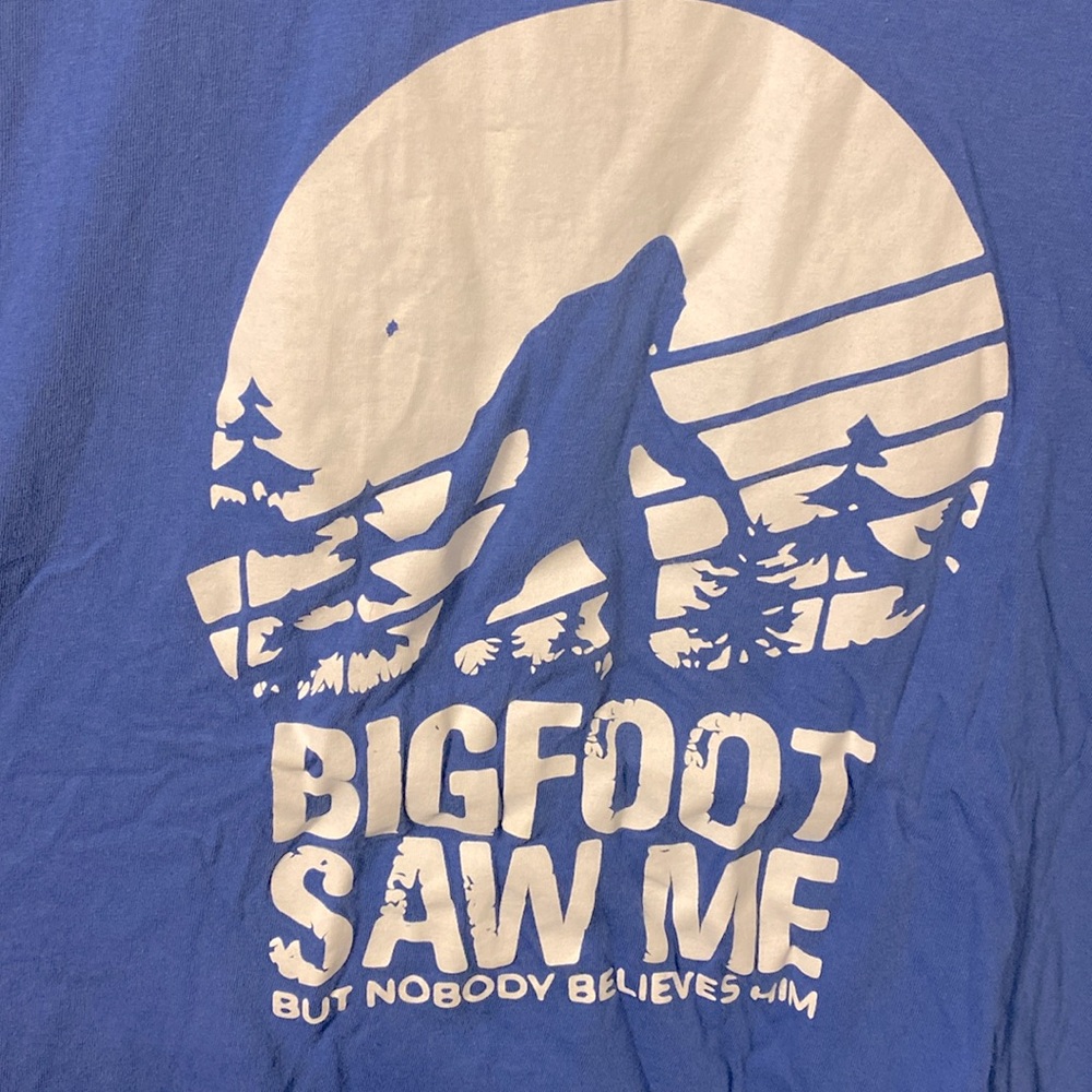 Cotton Blue & White Bigfoot Saw Me But Nobody Believes Him Graphic T-Shirt 2xl